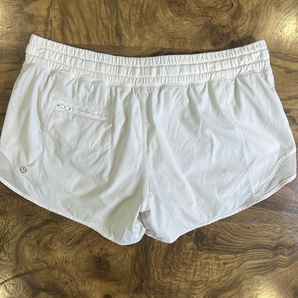 Lululemon Hotty Hot Short Size 6 White Reflective Detail - Picture 2 of 6